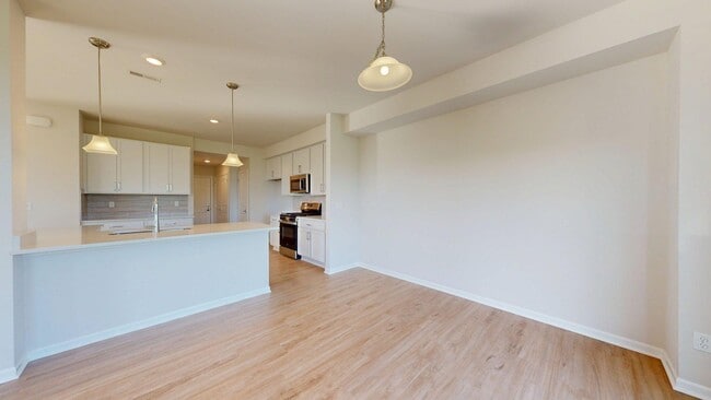 Building Photo - 1401 Salt Springs Dr