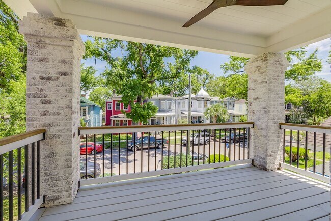 Building Photo - 905 E Park Ave