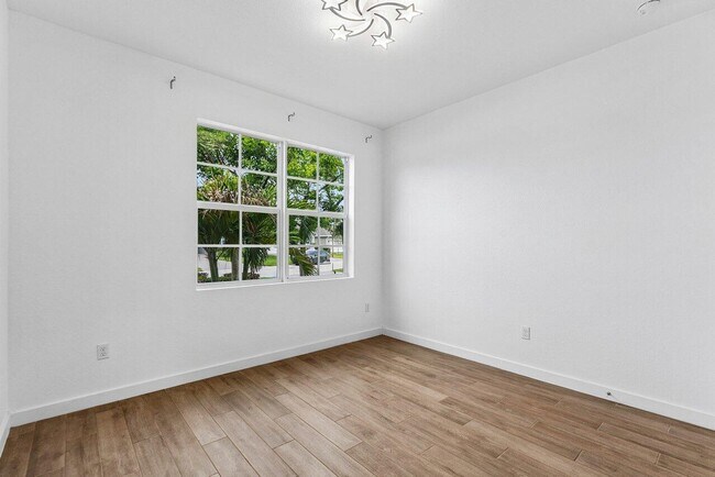 Building Photo - 2770 NE Breezeway Cir