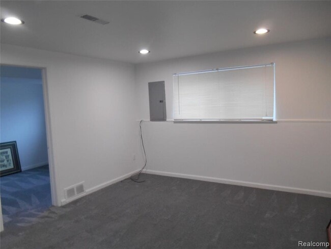 Building Photo - 1440 W Elmwood Ave