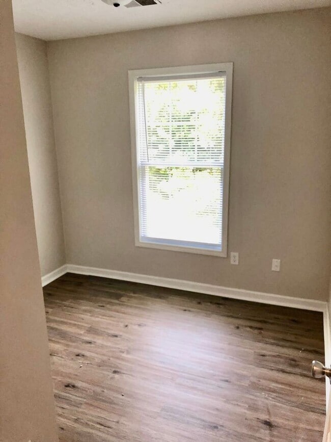 Building Photo - 3 Bedroom Townhouse