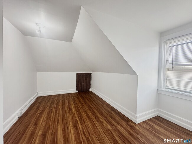 Building Photo - 394 High St