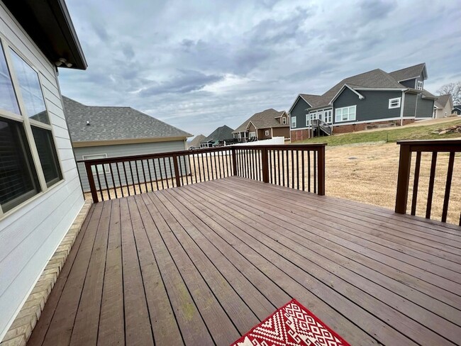 Building Photo - 9015 Seven Lakes Dr