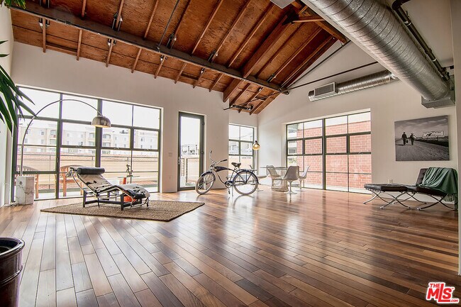 Building Photo - 1046 Princeton Dr