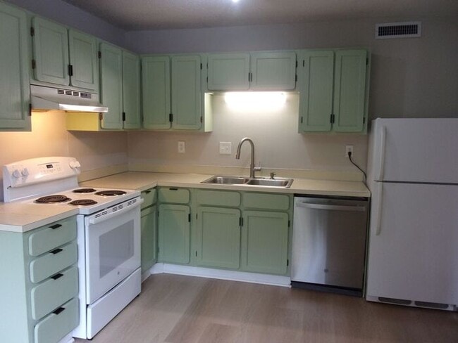 Building Photo - 2 Bedroom 1 Bath Condo with Private Deck i...