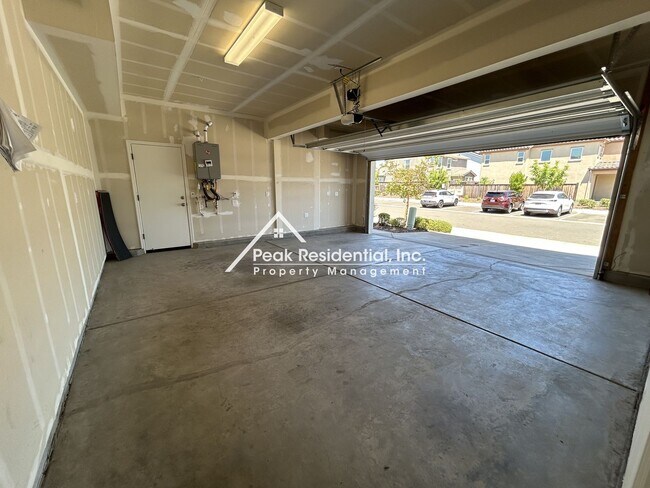Building Photo - Beautiful Newer Folsom 4bd/2.5ba in Gated Community!
