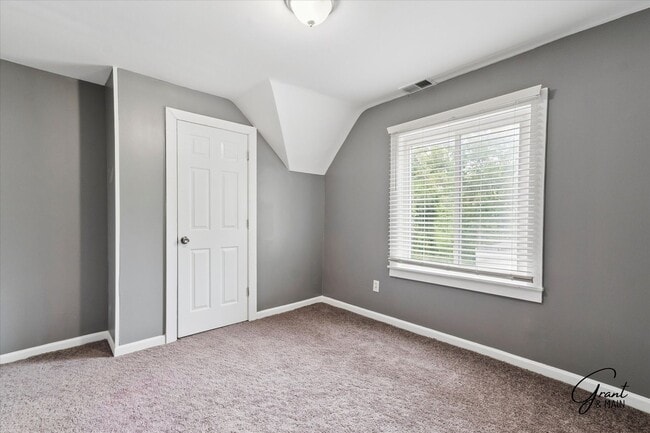 Building Photo - 6 bedroom 2 bath $2095