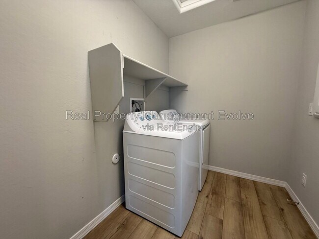 Building Photo - 5618 N 87th Dr