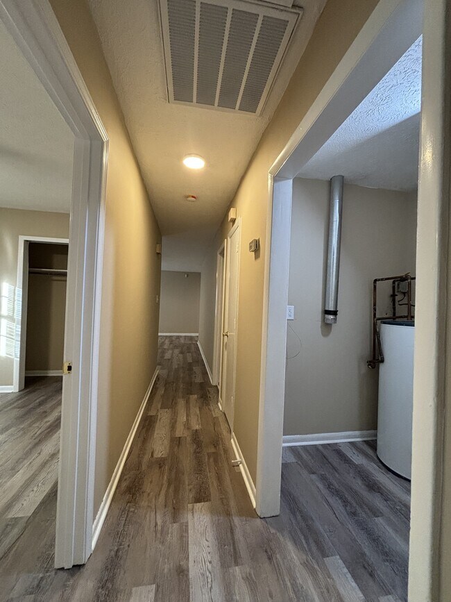 Building Photo - 4849 Rosehill Rd