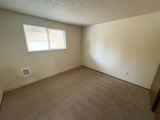 Building Photo - 2 Bed/1 Bath Unit Located in SE Bend Triplex