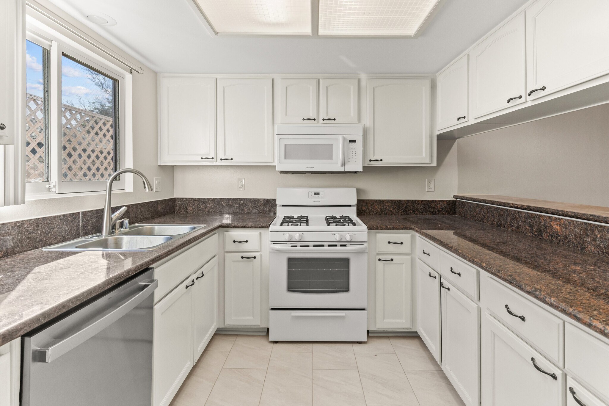 Building Photo - 321 W Dryden St