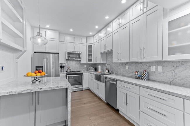 Building Photo - 133 S Oakhurst Dr