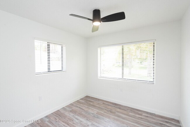 Building Photo - 347 S Lakeside Dr
