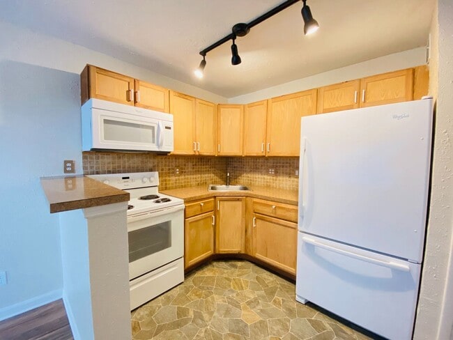 Building Photo - 1BR / 1BA Condo For Rent