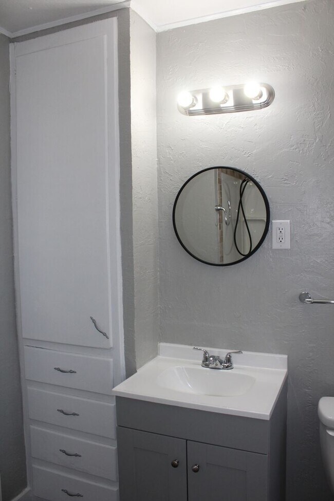 Building Photo - 3 bedrooms with appliances!