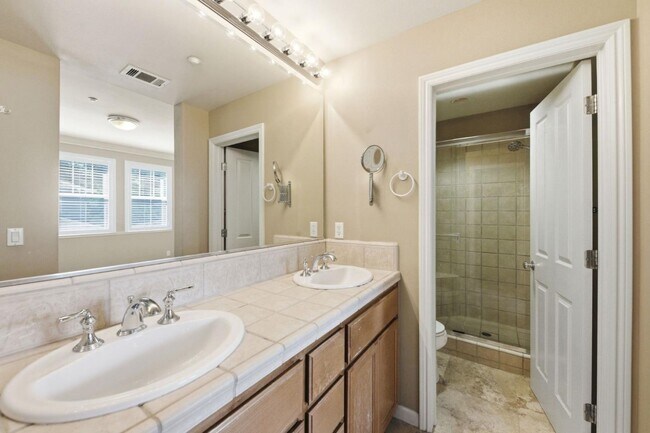 Building Photo - 200 Live Oak Way