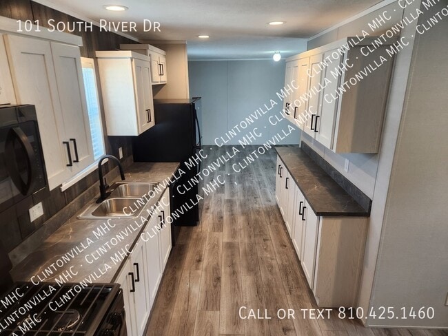 Building Photo - 101 S River Dr