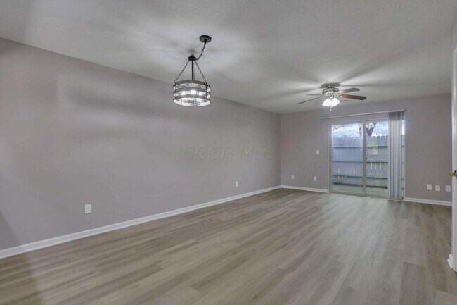 Building Photo - 1211 Rivercrest Dr S