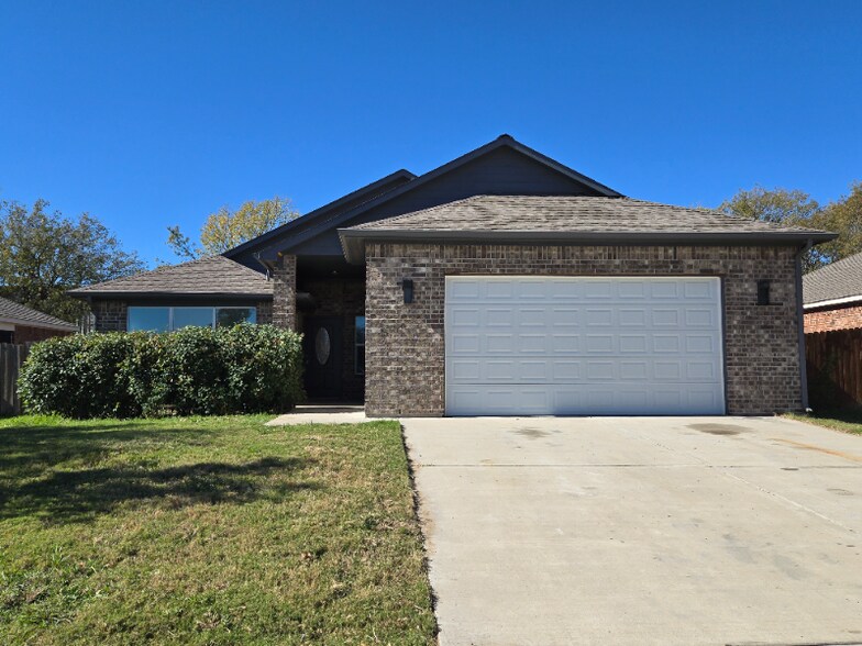 Building Photo - 1100 Primrose Dr