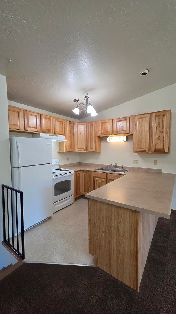 Building Photo - 806 Spartan Dr