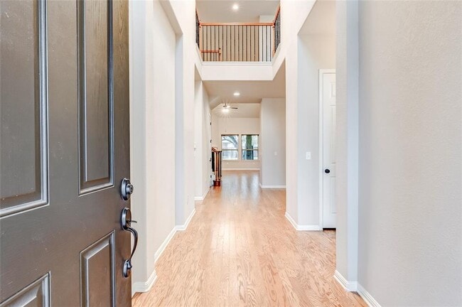 Building Photo - 2916 Zelma Dr