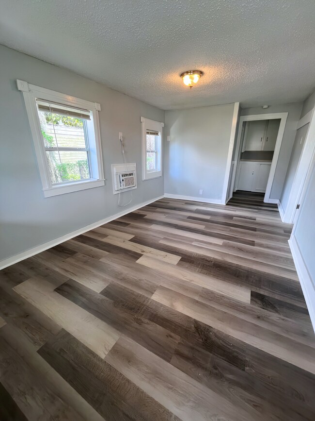 Building Photo - Cute Stand Alone 1BR Cottage Home. Walk to Downtown Restaurants & Shops!