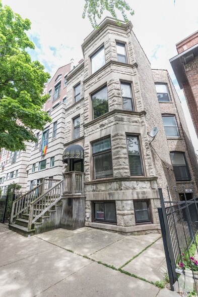 Building Photo - 854 W Buckingham Pl