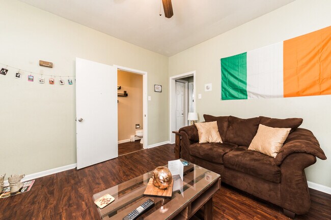 Building Photo - AVAILABLE MAY  - 2 Bedroom 1.5 bathroom Ho...