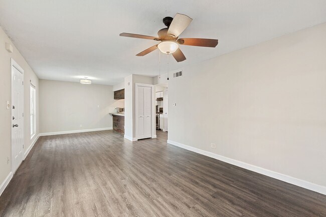 Building Photo - 5005 Manor Rd