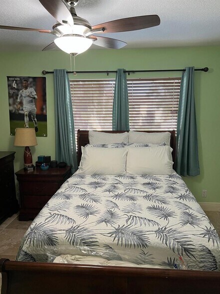 Building Photo - 1602 Lakeview Dr W