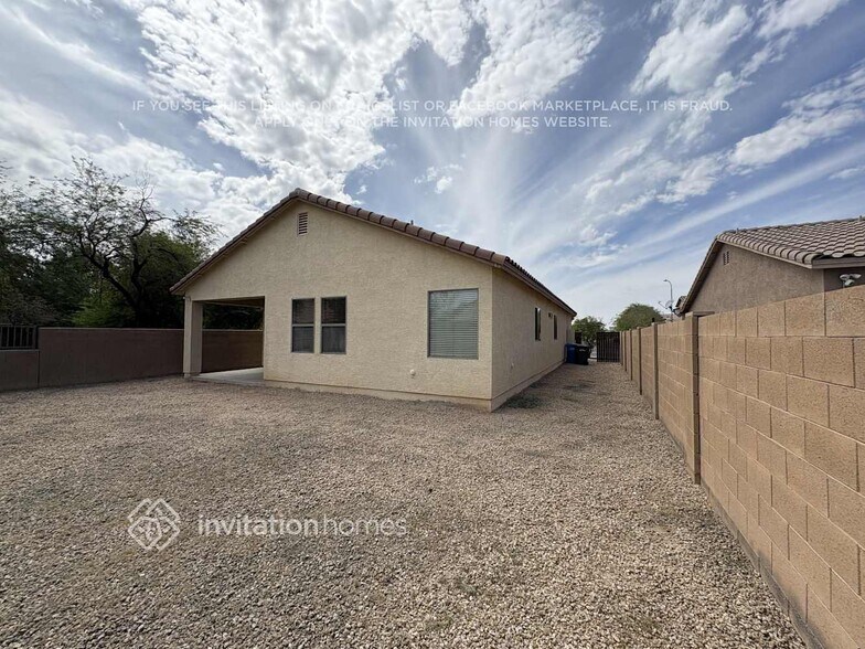 Building Photo - 3121 S 74th Dr