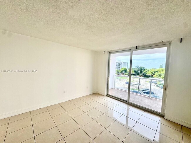 Building Photo - 1351 NE Miami Gardens Dr