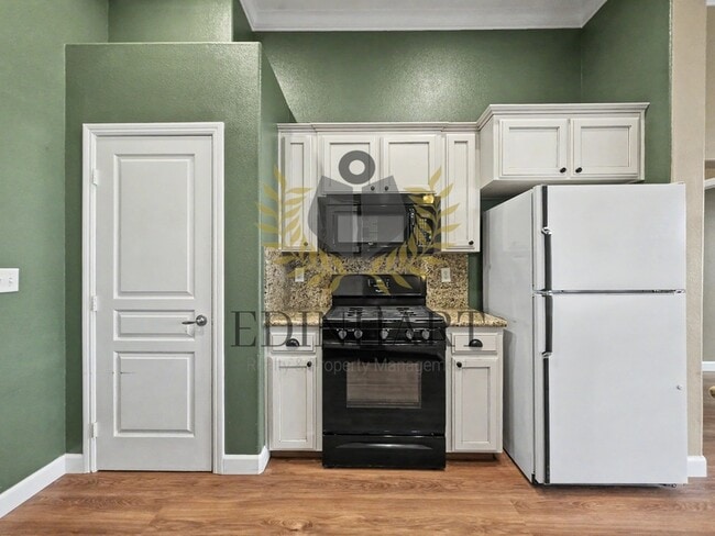 Building Photo - 818 S Apple Ave