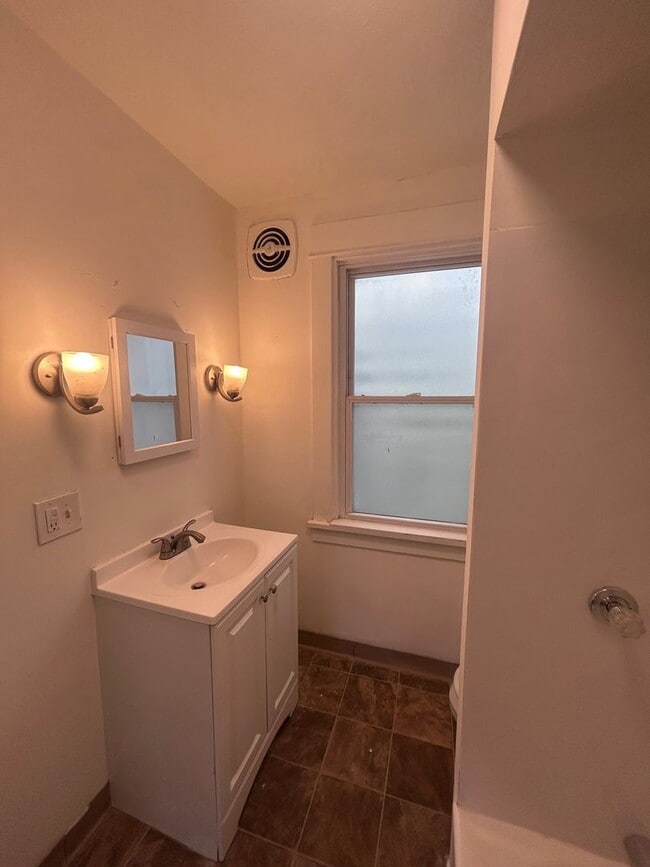 Building Photo - Updated 3 Bedroom Home l Marhsall Shadeland