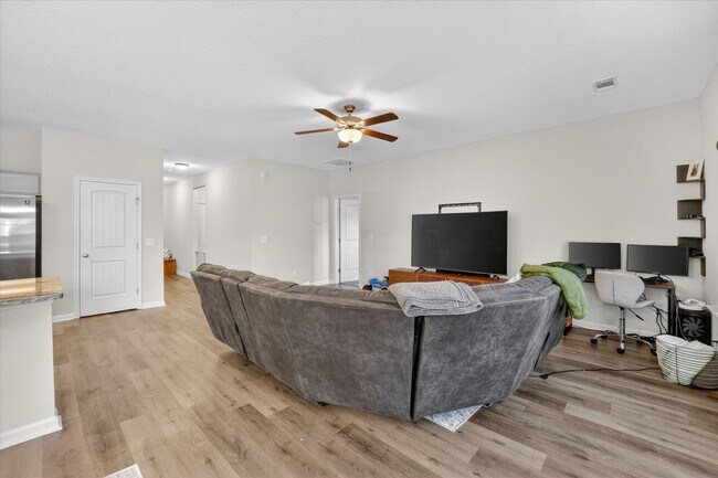 Building Photo - AVAILABLE MAY 2026  [PET FRIENDLY]