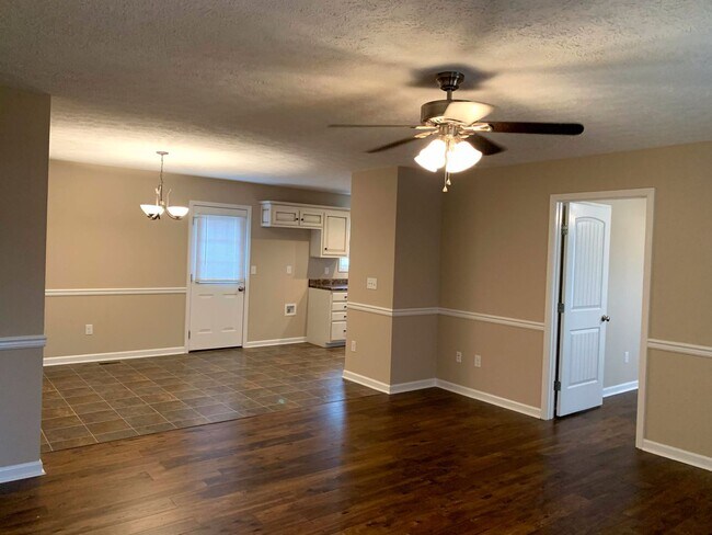 Building Photo - Beautiful 3 Bedroom 2 Bathroom Ranch Style Home on Large Lot