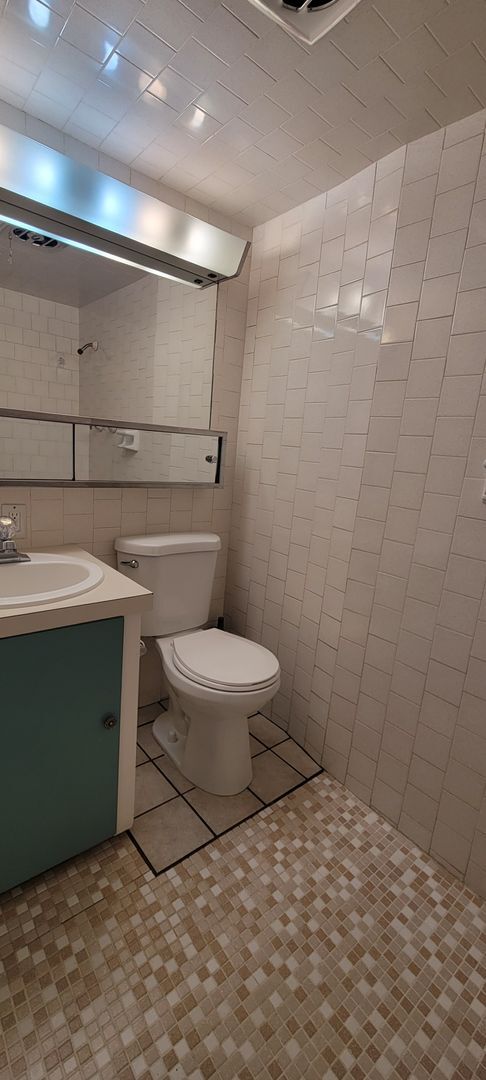 Building Photo - Enjoy The River Breeze On The Front Porch