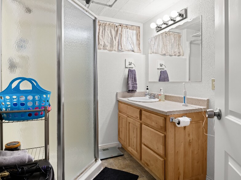 Building Photo - 544 E 600 N