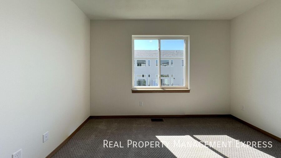 Building Photo - Modern 3 Bed, 2.5 Bath Townhome in West Sioux Falls