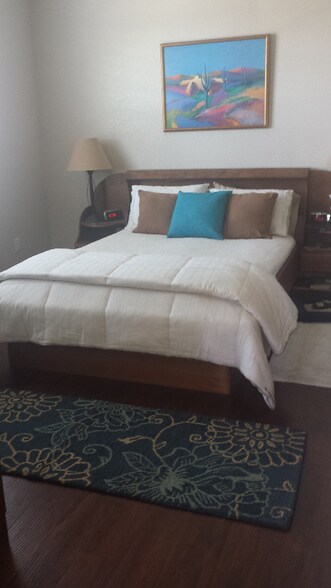 Building Photo - 375 E 13th St