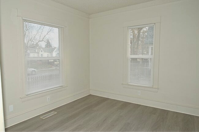 Building Photo - 102 S Perry St