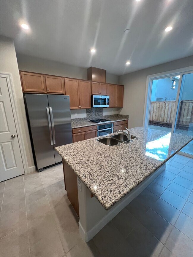 Building Photo - Newer 4 Bedroom Solar Home in Rocklin! Easy Access to I-80!
