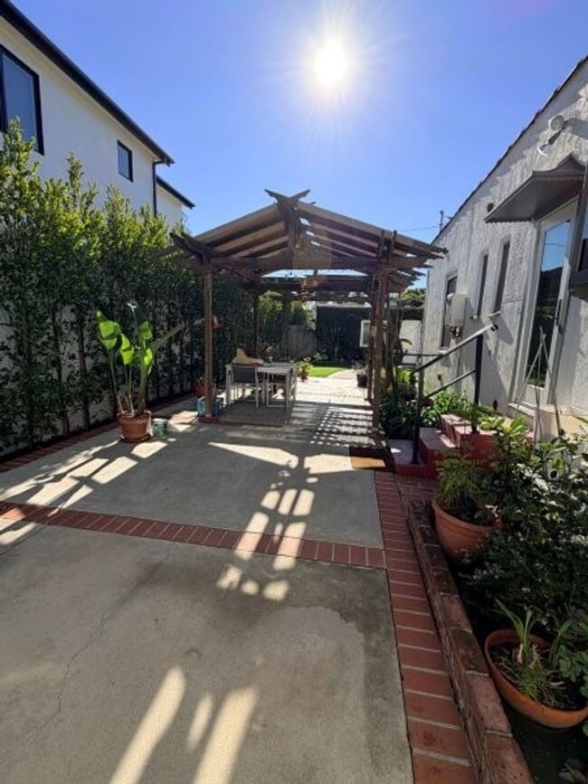 Building Photo - Pico-Robertson / Beverlywood 2 beds + 1.5 baths Spanish house PLUS Studio ADU  | Pool+Jacuzzi & e...