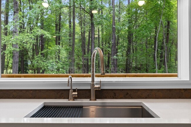 Building Photo - 5105 Pine Dr