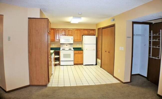 Building Photo - $1,025 | 2 Bedroom, 1 Bathroom 2nd Floor C...