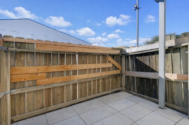 Building Photo - 12500 Sandpiper Dr