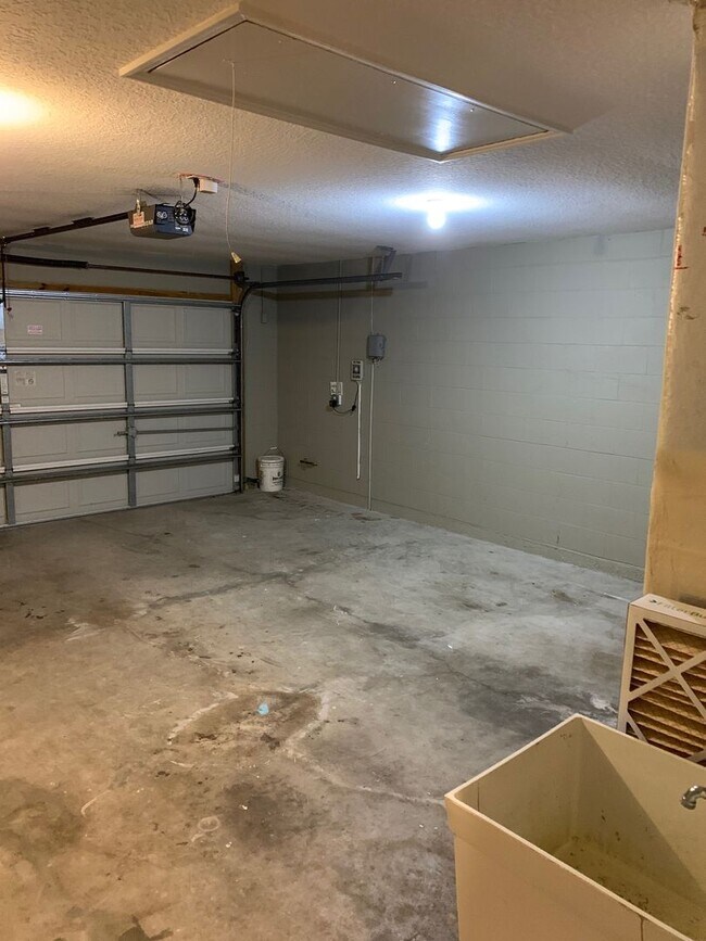 Building Photo - Beautiful 4-Bedroom, 2-Bath Home with Fenc...