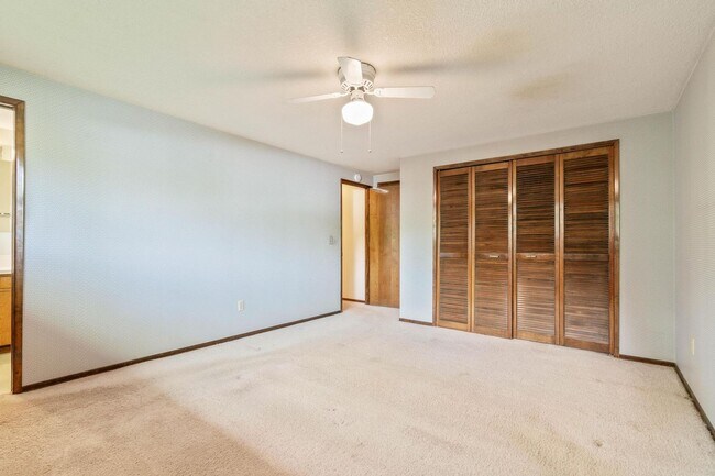 Building Photo - Spacious, well-cared for 4-bdrm/3-bath split-level—Family/laundry rooms, backyard, garage