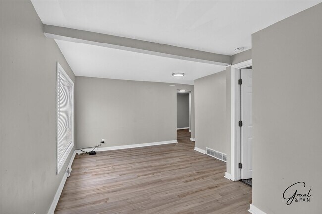 Building Photo - $1300 2 bedroom bungalow