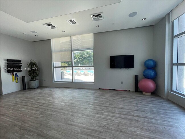 Building Photo - 1100S S Miami Ave